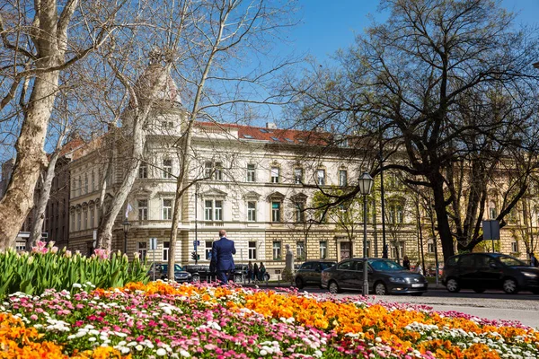 Begin van de lente in het prachtige Zrinjevac Park de oudste van de benedenstad in Zagreb hoofdstad van Kroatië — Stockfoto