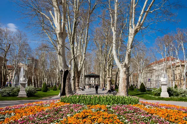 Inizio della primavera nel bellissimo parco Zrinjevac la più antica della città bassa di Zagabria capitale della Croazia — Foto Stock