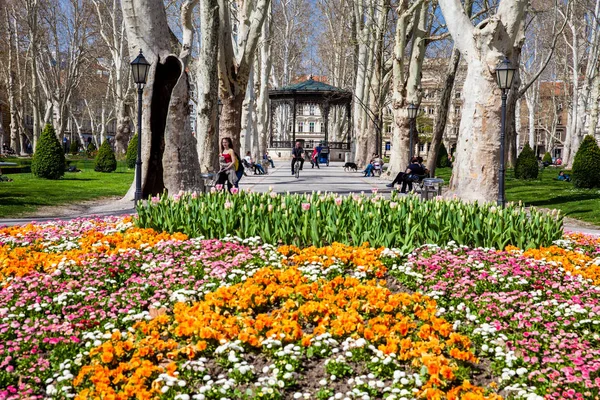 Начало весны в красивом парке Зриньевац, самом старом из нижнего города в столице Хорватии Загребе — стоковое фото