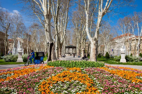 Inizio della primavera nel bellissimo parco Zrinjevac la più antica della città bassa di Zagabria capitale della Croazia — Foto Stock