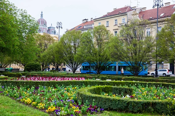 Uitzicht op de prachtige benedenstad in de stad Zagreb — Stockfoto