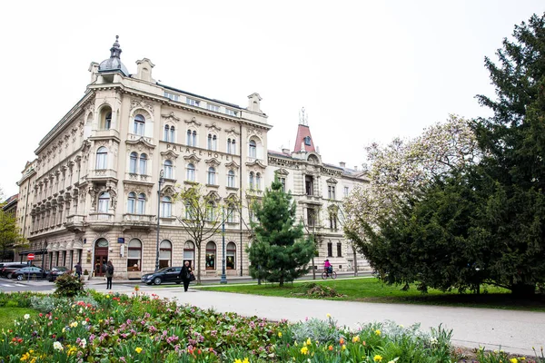 Parque Josipa Jurja Strossmayera e os belos edifícios em torno da cidade mais baixa em Zagre — Fotografia de Stock