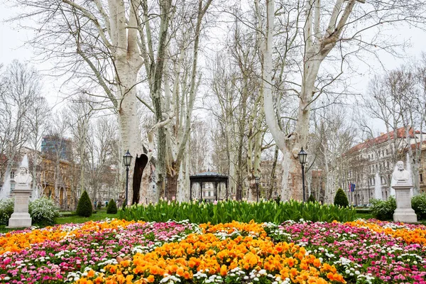 Inizio della primavera nel bellissimo parco Zrinjevac la più antica della città bassa di Zagabria capitale della Croazia — Foto Stock