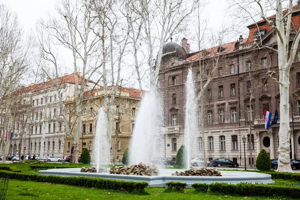 Día frío de principios de primavera en el hermoso parque Zrinjevac el más antiguo de la ciudad baja en la capital de Zagreb de Croacia — Foto de Stock