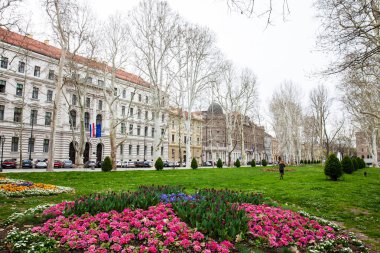 Hırvatistan'ın başkenti Zagreb'in aşağı kasabasının en eski güzel Zrinjevac parkında soğuk erken bahar günü