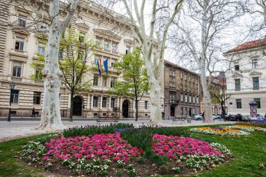 Hırvatistan'ın başkenti Zagreb'in aşağı kasabasının en eski güzel Zrinjevac parkında soğuk erken bahar günü