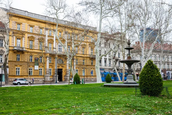 Zimny wczesny dzień wiosny w pięknym parku Zrinjevac najstarszy z dolnego miasta w stolicy Zagrzebia w Chorwacji — Zdjęcie stockowe