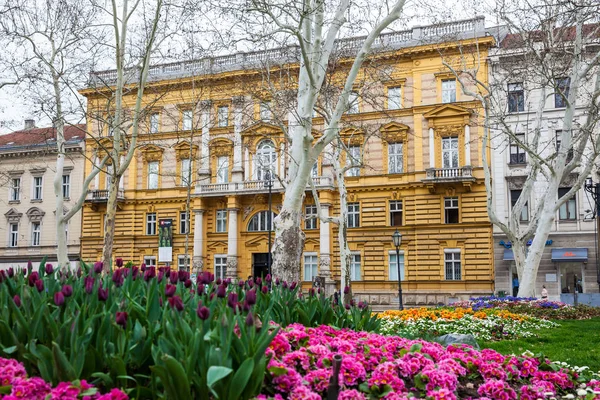 Cold early spring day at the beautiful Zrinjevac park the oldest of the lower town in Zagreb capital of Croatia — Stock Photo, Image