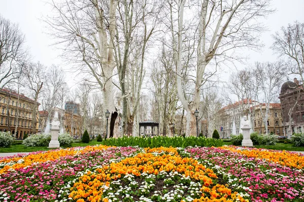 Начало весны в красивом парке Зриньевац, самом старом из нижнего города в столице Хорватии Загребе — стоковое фото