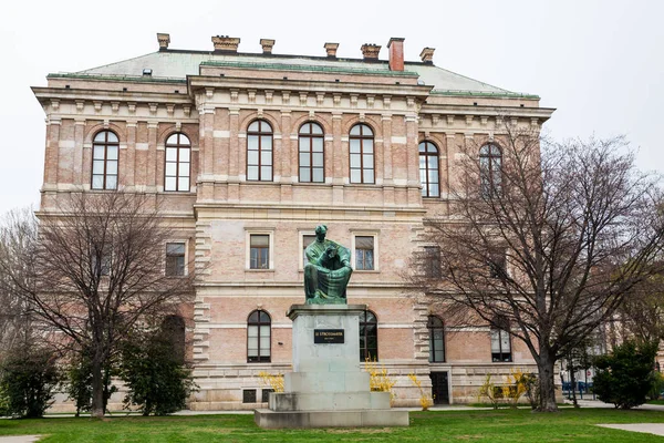Edificio de la Academia Croata de Ciencias y Artes situado en el parque Zrinjevac en Zagreb capital de Croacia — Foto de Stock