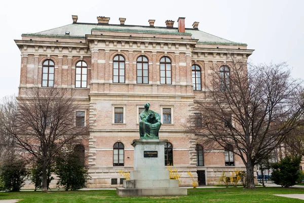 Byggandet av den kroatiska vetenskapsakademin och Konsthögskolan ligger i Zrinjevac Park i Zagreb huvudstad i Kroatien — Stockfoto