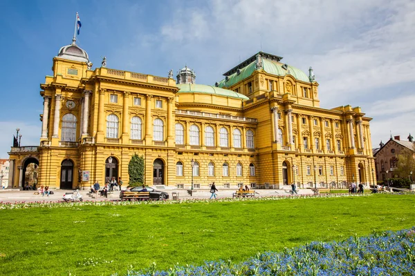 Das historische Gebäude des kroatischen Nationaltheaters an einem schönen Frühlingstag in Zagreb — Stockfoto