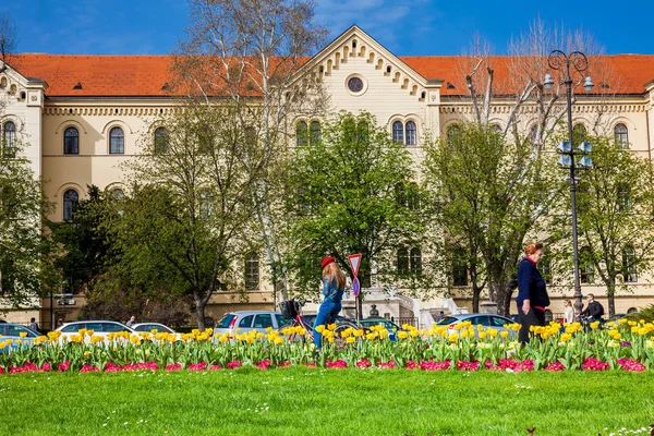 Edifício da Faculdade de Direito da Universidade de Zagreb localizado na Praça da República da Croácia em um belo início de primavera — Fotografia de Stock