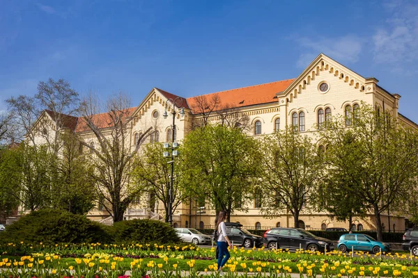 Edifício da Faculdade de Direito da Universidade de Zagreb localizado na Praça da República da Croácia em um belo início de primavera — Fotografia de Stock