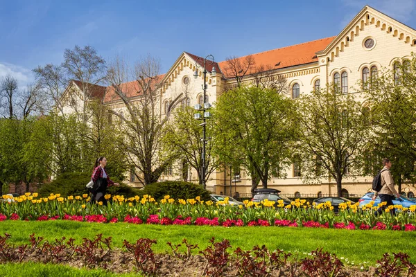 Edifício da Faculdade de Direito da Universidade de Zagreb localizado na Praça da República da Croácia em um belo início de primavera — Fotografia de Stock