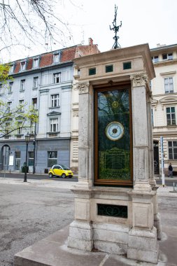 Zagreb'deki Zrinjevac parkında bulunan tarihi Meteoroloji Direği 1884'ten beri hava koşullarını kaydediyor.