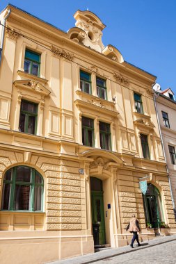 Zagrep şehrinde Radiceva ulica adlı antika evlerin bulunduğu güzel bir sokakta yürüyen yerli halk ve turistler