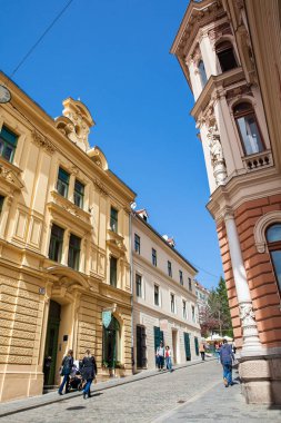 Zagrep şehrinde Radiceva ulica adlı antika evlerin bulunduğu güzel bir sokakta yürüyen yerli halk ve turistler