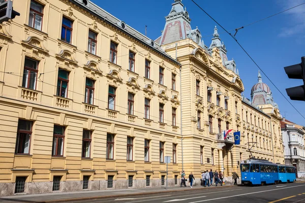 Здание Штаб-квартиры Хорватских железных дорог в Загребе — стоковое фото