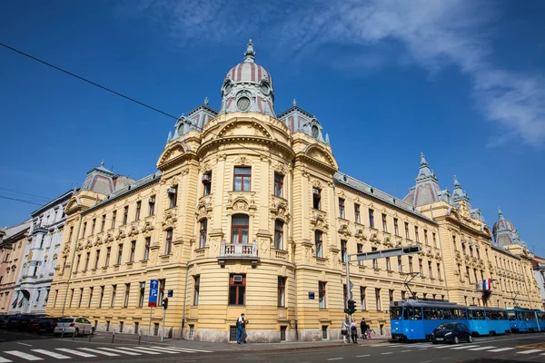 Edificio de la sede de los ferrocarriles croatas en Zagreb — Foto de Stock