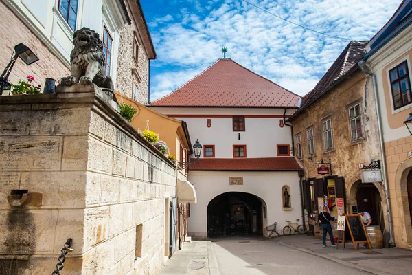 Kamenná brána umístěná v horním městě Záhřebu, postavená ve 13. — Stock fotografie