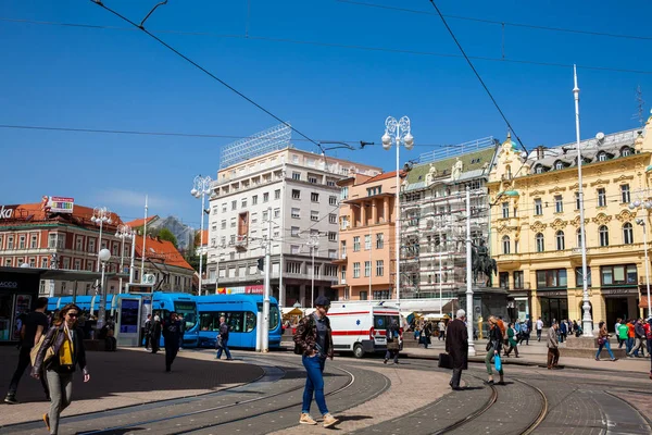 Местные жители и туристы на главной площади Загреба в прекрасный весенний день — стоковое фото