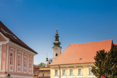 Zagreb, Hırvatistan - Nisan 2018: Zagreg üst kasabasındaki antik binaların güzel mimarisi ve Dolac kilisesindeki tarihi Aziz Mary Kulesi