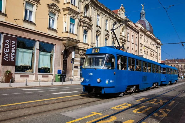 Gyönyörű antik építészet és utcák az alsó város a zágrábi fővárosban Horvátországban — Stock Fotó