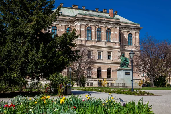 Gebäude der Kroatischen Akademie der Wissenschaften und Künste im Park Zrinjevac im schönen Frühlingstag in Zagreb, der Hauptstadt Kroatiens — Stockfoto