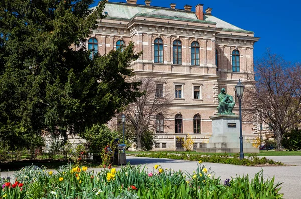 Edifício da Academia Croata de Ciências e Artes localizado no parque Zrinjevac no belo início da primavera em Zagreb capital da Croácia — Fotografia de Stock