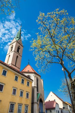 13. yüzyılda, Zagreb'deki kaptol Meydanı'nın kuzey-batı tarafında, güzel bir bahar gününde inşa edilen St. Francis Kilisesi