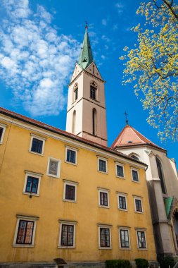13. yüzyılda, Zagreb'deki kaptol Meydanı'nın kuzey-batı tarafında, güzel bir bahar gününde inşa edilen St. Francis Kilisesi