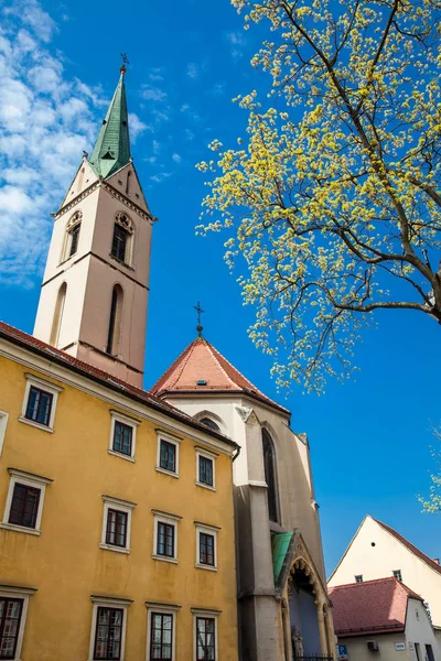 13. yüzyılda, Zagreb'deki kaptol Meydanı'nın kuzey-batı tarafında, güzel bir bahar gününde inşa edilen St. Francis Kilisesi