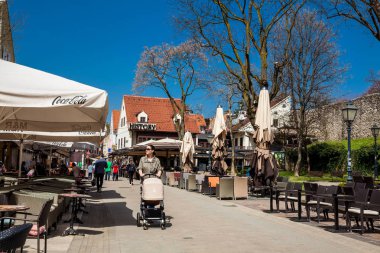 Erken bir bahar gününde Kaptol Zagreb güzel sokaklarında bir yürüyüş keyfini İnsanlar