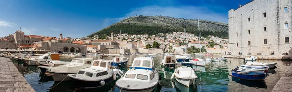 Dubrovnik city old port fortifications and Mount Srd — Stock Photo, Image