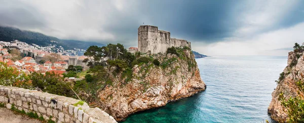 Dubrovnik city and the Medieval Fort Lovrijenac located on the western wall — Stock Photo, Image