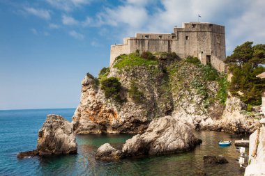 Dubrovnik Batı İskelesi ve şehrin batı duvarında yer alan ortaçağ Fort Lovrijenac