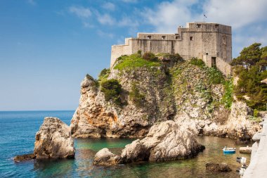 Dubrovnik Batı İskelesi ve şehrin batı duvarında yer alan ortaçağ Fort Lovrijenac