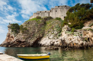 Dubrovnik Batı İskelesi ve şehrin batı duvarında yer alan ortaçağ Fort Lovrijenac