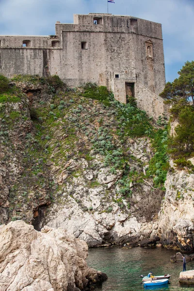 Dubrovnik West Pier e o medieval Fort Lovrijenac localizado na parede ocidental da cidade — Fotografia de Stock