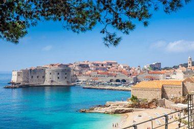 Güzel Banje Plajı ve Dubrovnik şehri
