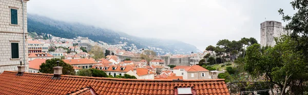 Dubrovnik city and the Medieval Fort Lovrijenac located on the western wall — Stock Photo, Image