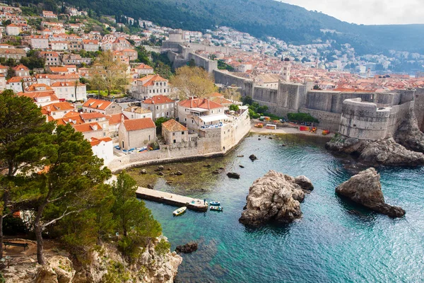 Dubrovnik West Pier and medieval fortifications of the city seen from Fort Lovrijenac — Stock Photo, Image