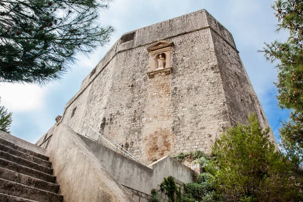 Middeleeuws fort Lovrijenac gelegen aan de westelijke muur van de stad Dubrovnik — Stockfoto