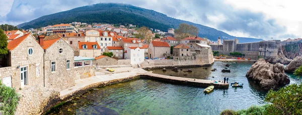 Panoramic view of Dubrovnik West Pier and medieval fortifications of the city seen from Fort Lovrijenac — Stock Photo, Image