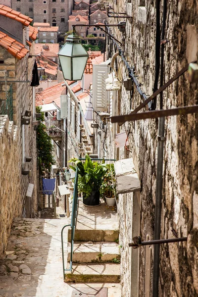 Las hermosas callejuelas empinadas en el casco antiguo amurallado de Dubrovnik — Foto de Stock