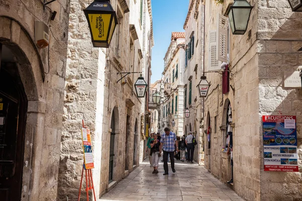 Los hermosos callejones en el casco antiguo amurallado de Dubrovnik — Foto de Stock