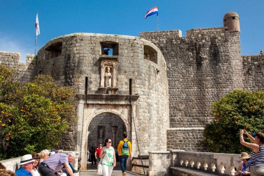 Dubrovnik Eski Şehir ana girişi Kazık Kapısı denir