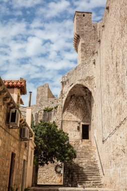Dubrovnik eski şehrinin güzel duvarlarında Minceta Kulesi'nin arkası