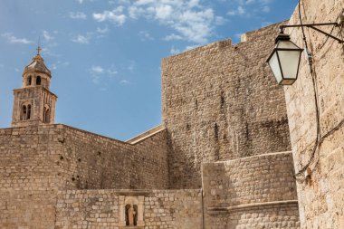 Güzel Dubrovnik duvarlarında Ploce kapısı ve Dominik manastır kulesinin iç kısmı